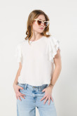 Blusa crema con cuello redondo y manga corta con golas