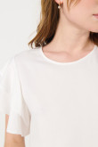 Blusa crema con cuello redondo y manga corta con golas