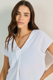 Blusa unicolor con prense, hombro rodado y escote en V