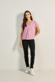 Blusa unicolor con prense, hombro rodado y escote en V