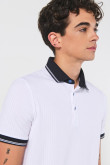 Camiseta Polo tela unicolor con cuello y pechera tejidos.