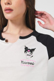 Camiseta femenina con arte en frente de Kuromi, fit justo manga en contraste.