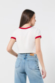 Camiseta crop top crema clara estampada con contrastes