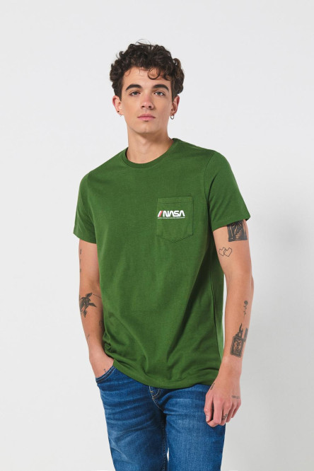 Camiseta manga corta verde con bolsillo y diseño de NASA