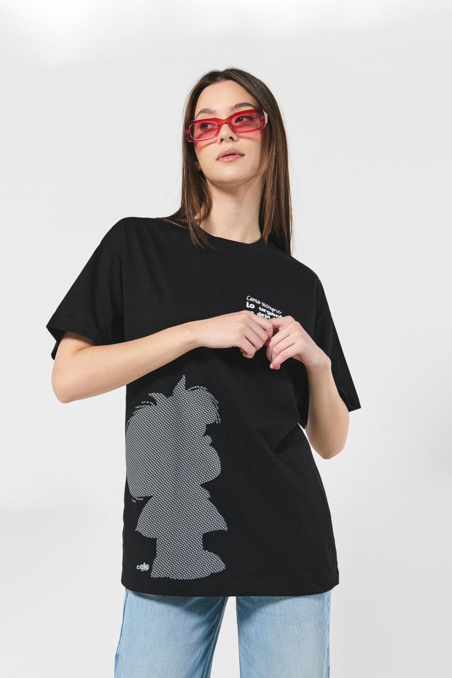 Camiseta femenina hombro rodado  super oversize manga corta, con estampado en frente de Mafalda.