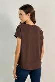 Blusa unicolor con prense, hombro rodado y escote en V