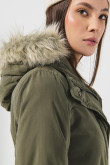 Chaqueta parka acolchada unicolor con capota de pelo