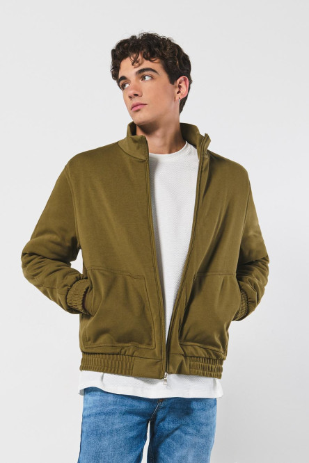 Chaqueta liviana verde oscura con cuello alto en rib