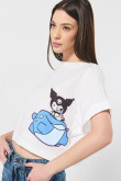 Camiseta femenina oversize manga corta con detalle en puño, con estampado en frente de Kuromi.