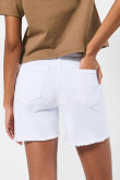 Short blanco en jean tiro alto con botones visibles