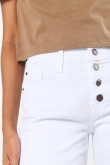 Short blanco en jean tiro alto con botones visibles