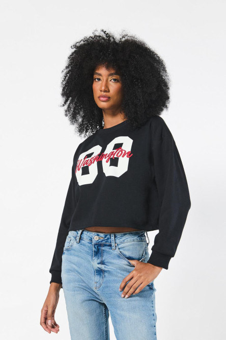 Buzo negro crop top con texto college en frente