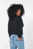 Buzo negro crop top con texto college en frente