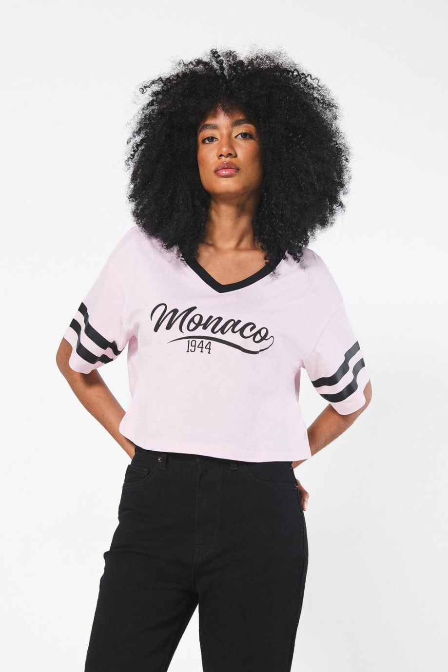 Camiseta rosada crop top oversize con diseño college