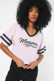 Camiseta rosada crop top oversize con diseño college