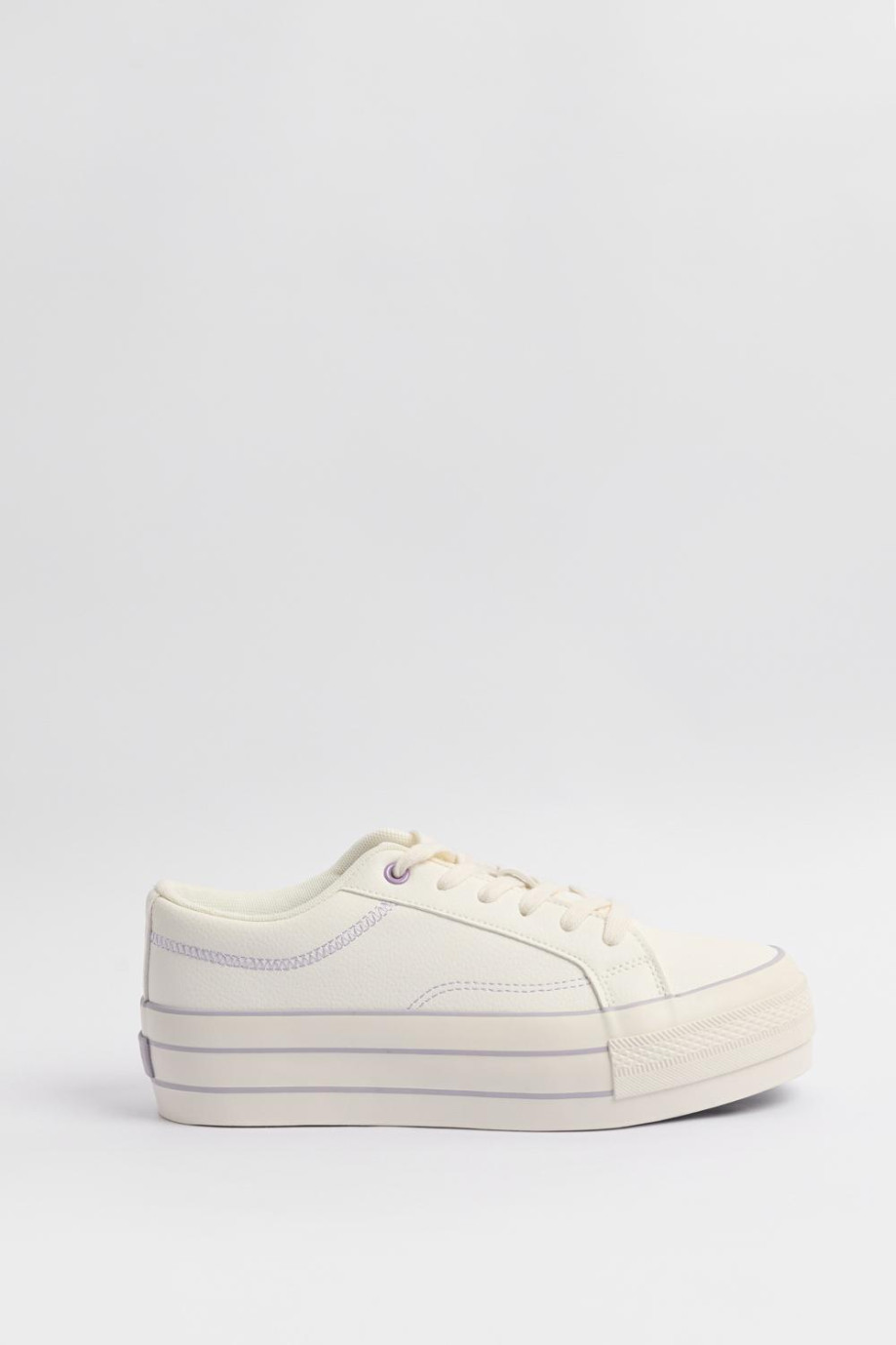 Tenis casuales blancos con suela alta y contrastes lilas