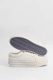 Tenis casuales blancos con suela alta y contrastes lilas