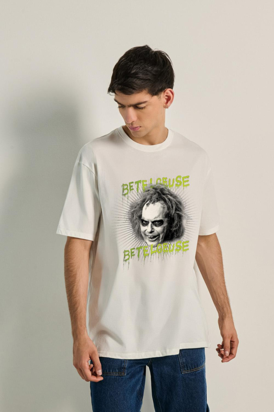 Camiseta oversize unicolor con diseño de Beetlejuice