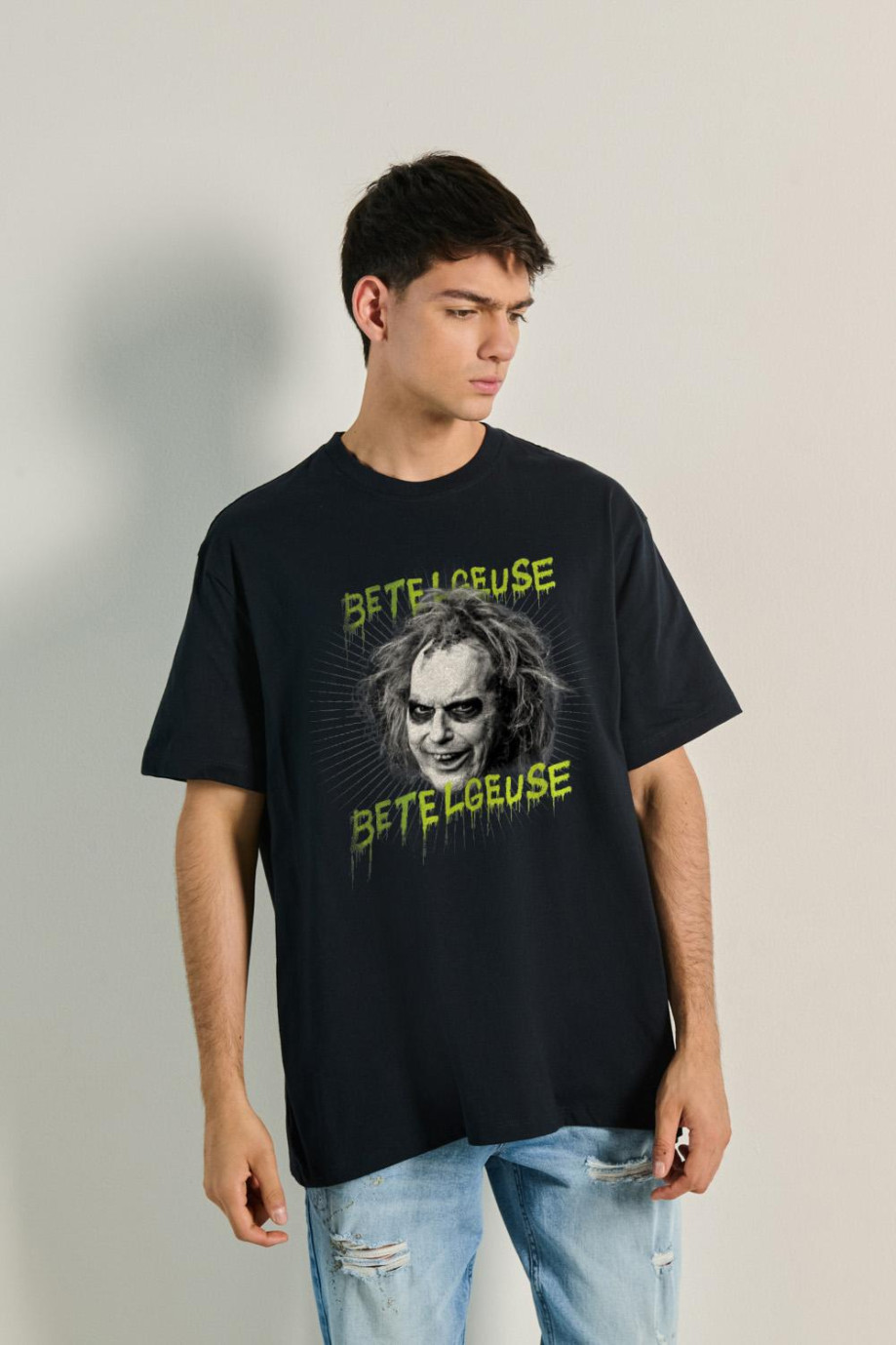 Camiseta oversize unicolor con diseño de Beetlejuice