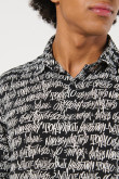 Camisa estampada unicolor con manga corta y cuello sport