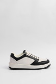 Tenis negros casuales con contrastes blancos y texturas