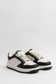 Tenis negros casuales con contrastes blancos y texturas