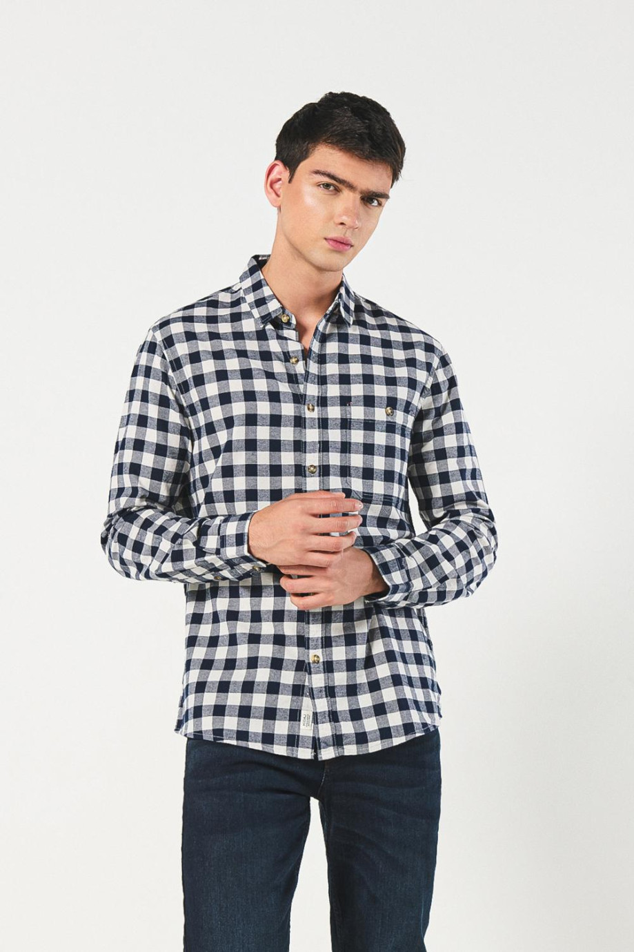 Camisa con cuello sport manga larga a cuadros.