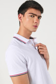 Camiseta unicolor polo con rayas en cuello y puños