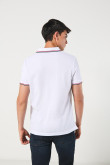 Camiseta unicolor polo con rayas en cuello y puños