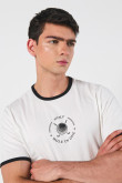 Camiseta college crema con contrastes y manga corta