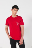 Camiseta roja con bolsillo, diseño college y manga corta