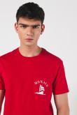 Camiseta roja con bolsillo, diseño college y manga corta