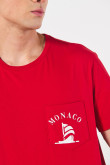 Camiseta roja con bolsillo, diseño college y manga corta