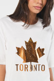 Camiseta oversize crema con diseño college brillante