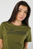 Camiseta crop top verde oscura con texto college en frente