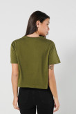 Camiseta crop top verde oscura con texto college en frente