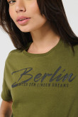 Camiseta crop top verde oscura con texto college en frente