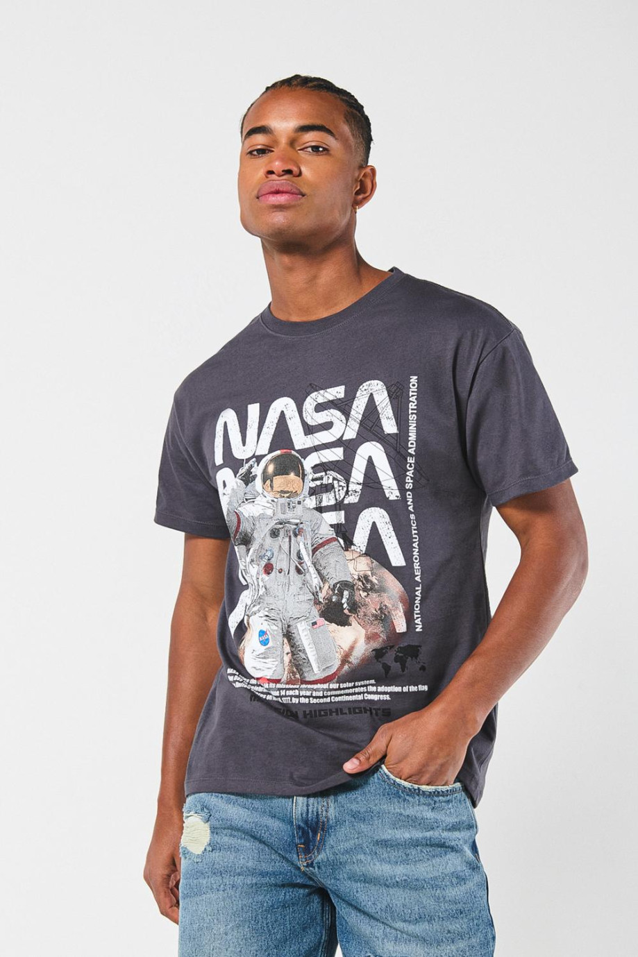 Camiseta de NASA gris intensa con cuello redondo