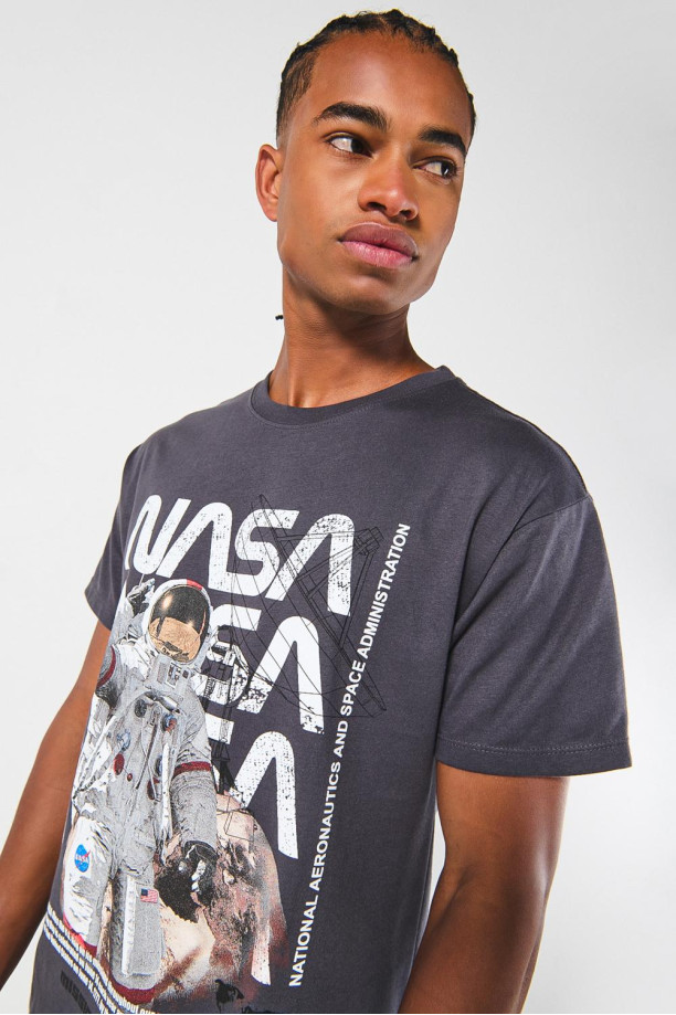 Camiseta de NASA gris intensa con cuello redondo