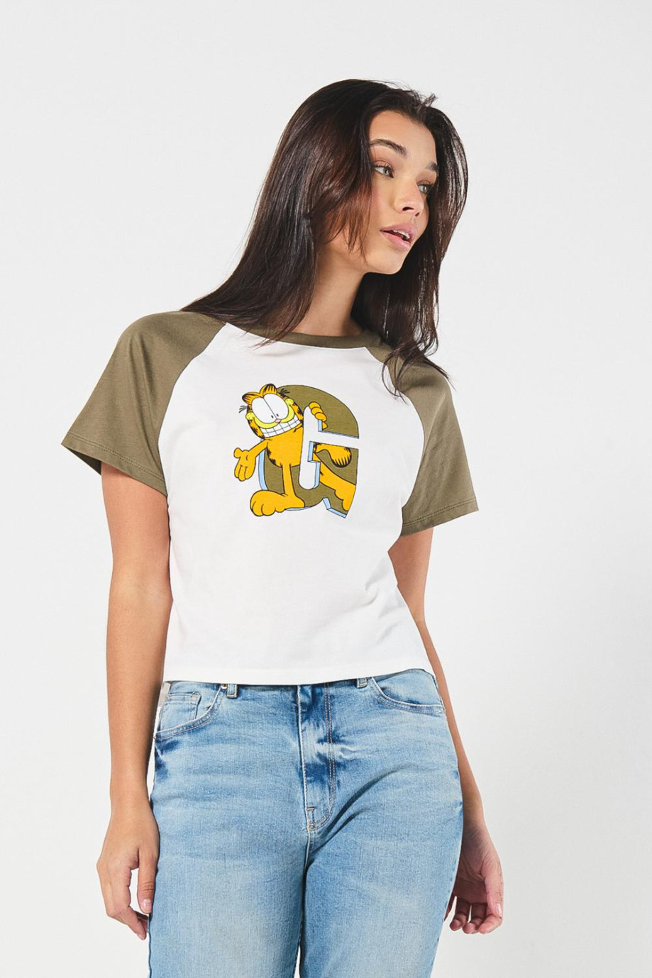 Camiseta crema manga ranglan corta con arte de Garfield