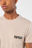 Camiseta con bolsillo, manga corta, crema, con estampado de Nasa