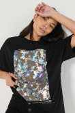 Camiseta oversize unicolor con diseño animal print brillante