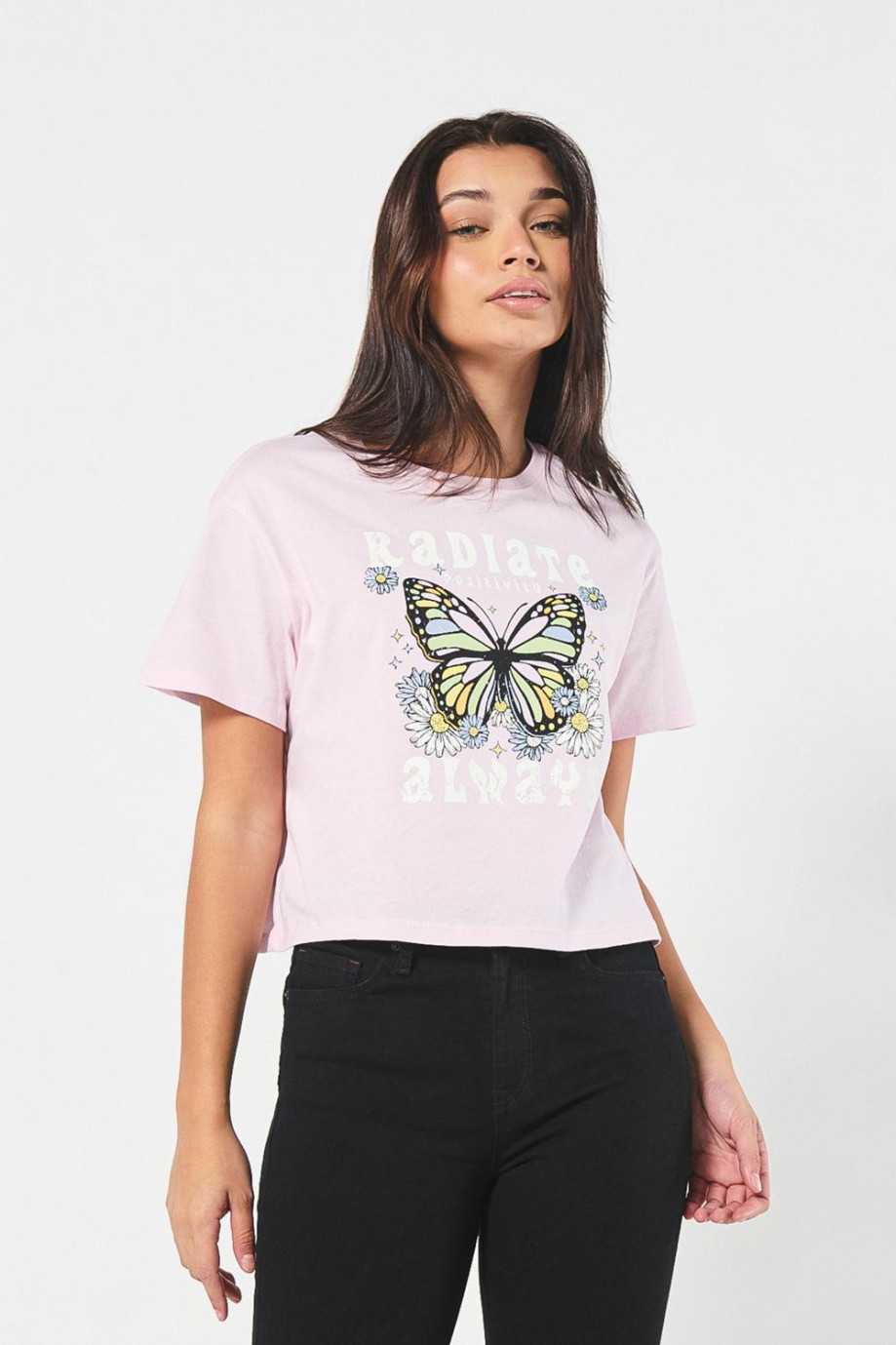 Camiseta crop top rosada clara con estampado esotérico