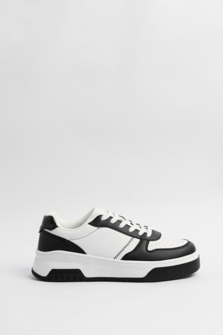 Tenis casuales blancos con cortes negros y suelas planas