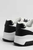 Tenis casuales blancos con cortes negros y suelas planas