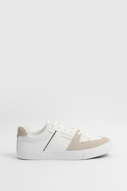 Tenis blancos casuales con suelas planas y contrastes