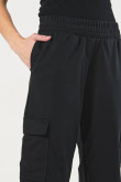 Pantalón cargo jogger unicolor con bolsillos laterales