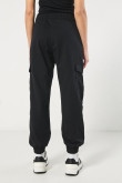 Pantalón cargo jogger unicolor con bolsillos laterales