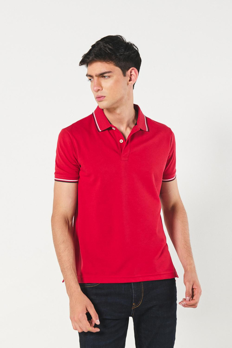 Camiseta unicolor polo con rayas en cuello y puños