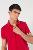 Camiseta unicolor polo con rayas en cuello y puños